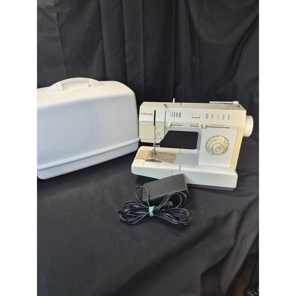 Singer Sewing Machine 5825C with Foot Pedal , Carrying Case And Extras , Clean.